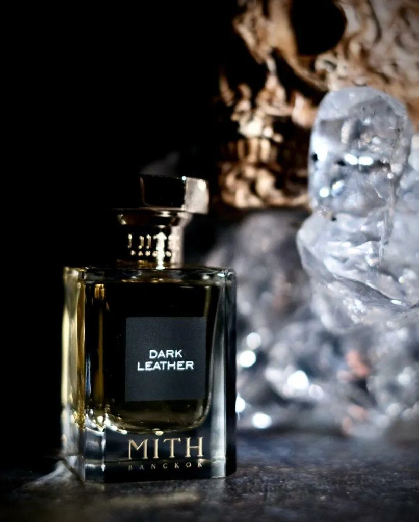 Mùi da thuộc mang sắc thái mạnh mẽ, khói bụi và trưởng thành
