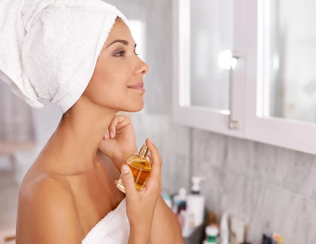 8 Cách Dùng Nước Hoa Để Lưu Hương Lâu – Bí Quyết Tỏa Hương Tinh Tế Suốt Cả Ngày 3 Thời điểm sau khi tắm là lúc lý tưởng để nước hoa bám tốt trên da